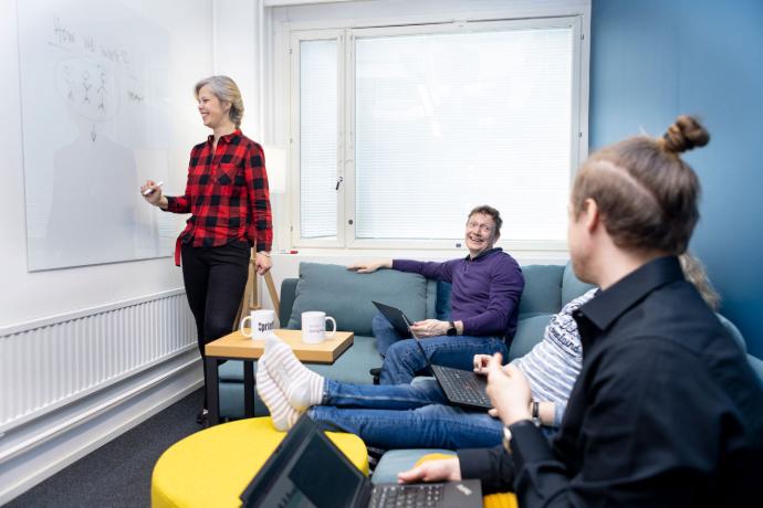 ERP-asiantuntijoiden tiimi tekemässä projektityötä kokoushuoneessa