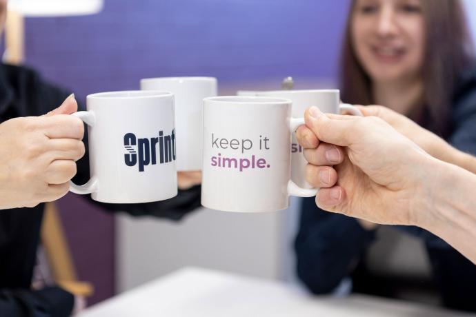 SprintIT ja Odoo -kahvikupit toimiston keittiössä